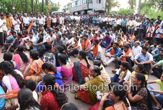 protest against hand over part of burial ground 1